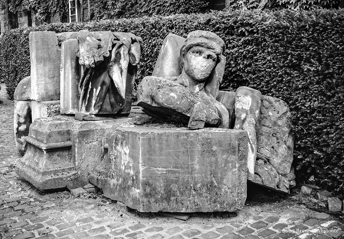 Variante de la photographie représentant une décomposition de parties de corps de statues réalisées probablement par l'atelier de moulage du musée du Cinquantenaire de Bruxelles. © 2003 Bruno D'Alimonte