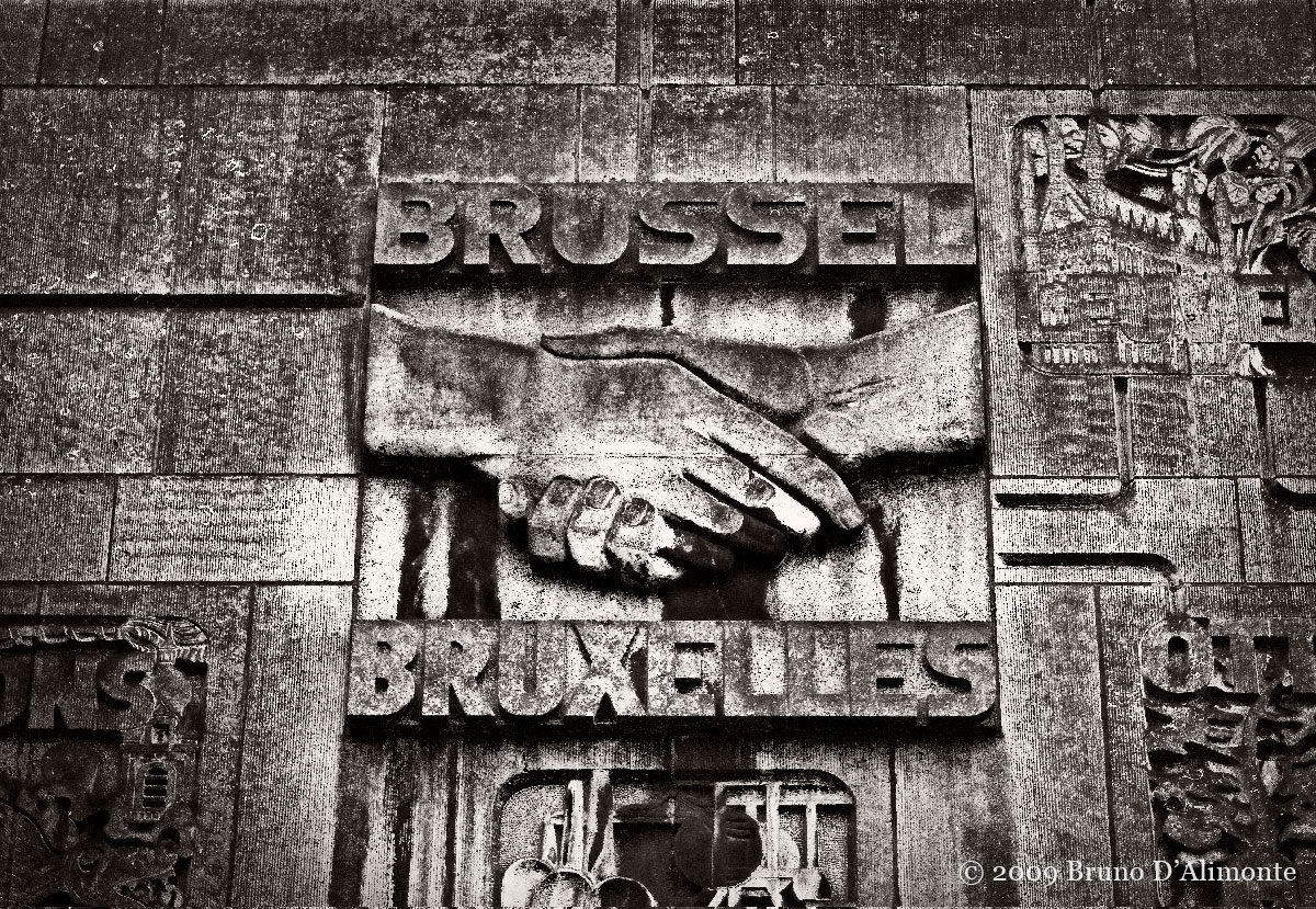 bas relief représentant une main serrant une autre avec Bruxelles et Brussel de part et d'autre, symbole confraternel.