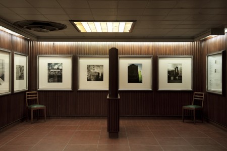 Exposition Brussels Eyes à Congrès - 2011 La Salle d'attente © Bruno DALIMONTE Exposition Brussels Eyes à Congrès - 2011 La Salle d'attente © Bruno DALIMONTE