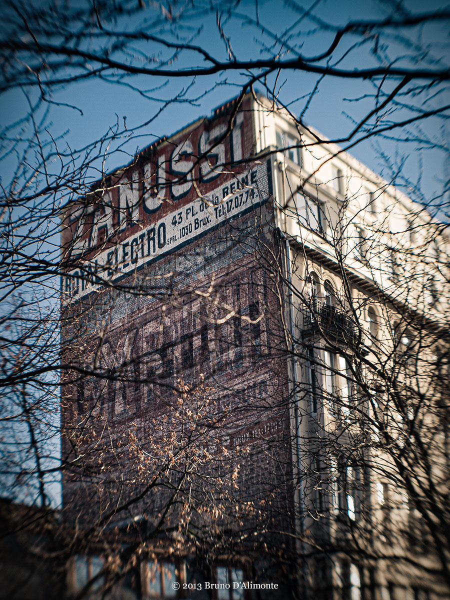 photographie d'un bâtiment portant l'enseigne Zanussi à Bruxelles © 2013 Bruno D'Alimonte