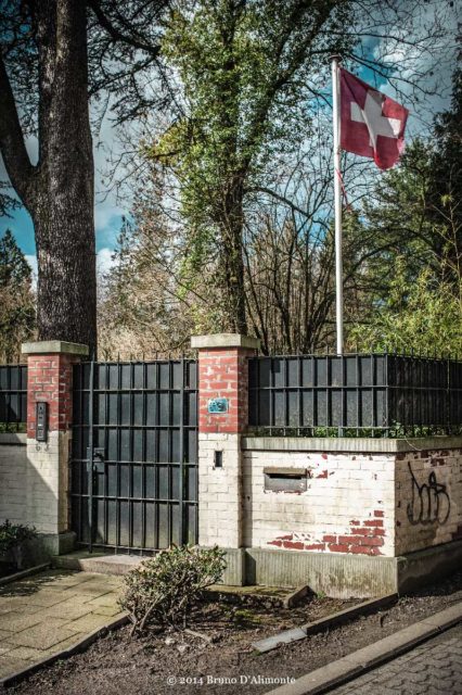 drapeau suisse dans un jardin en ville©2014 Bruno D'Alimonte