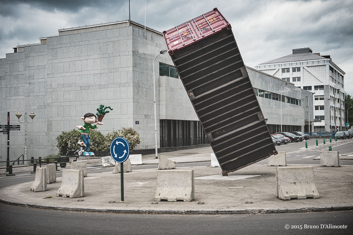 Bruxelles, sur un rond-point du boulevard Pacheco, le container (de l'artiste Luc Deleu dialogue avec une statue en résine de Gaston Lagaffe © 2015 Bruno D'Alimonte