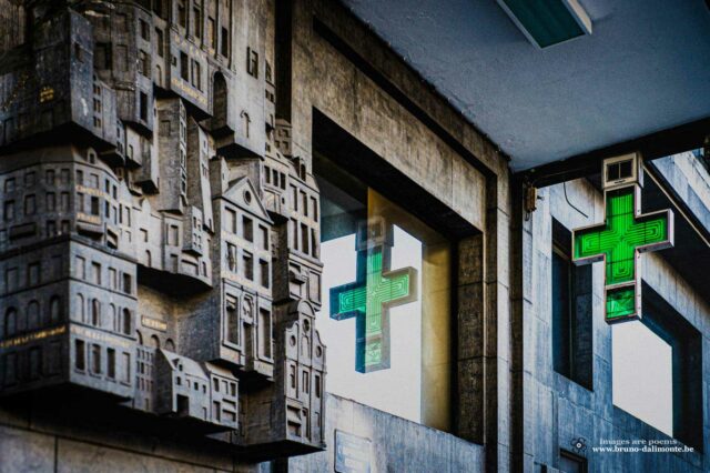 Photographie d'un détail de la gare central de Bruxelles dont une fenêrte reflète la devanture d'une pharmacie.Au Vendeur d'Opium © 2016 Bruno D'Alimonte