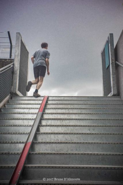 photographie graphie d'un joggeur agé surplombant une enfilade de marches © 2017 Bruno D'Alimonte