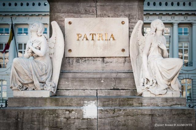 Bruxelles, monument dédié au martyrs de la révolution de 1830, place de la Patrie avec deux statues d'anges en marbre de carrare et un panneau où est inscrit Patria de couleur or. © 2007 Bruno D'Alimonte