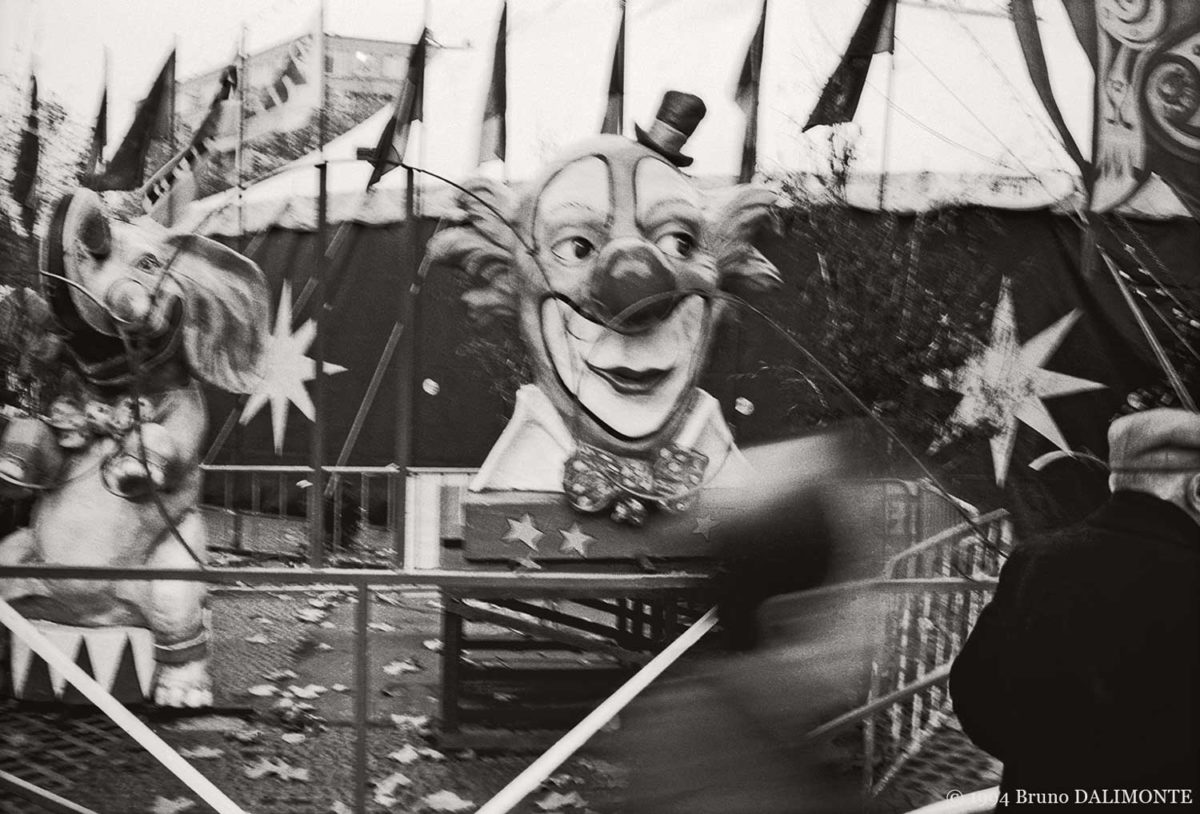 photographie d'ambiance de la place Flagey à Ixelles ou le cirque Bouglione s'y est établi. © 1994 Bruno D'Alimonte