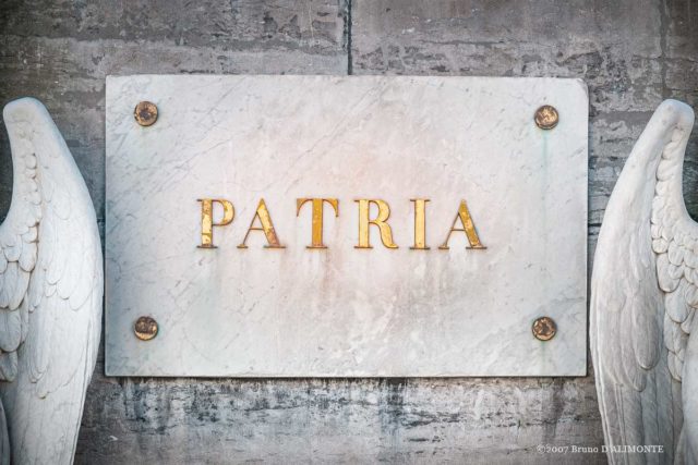 Bruxelles, détail de la place des martyrs avec un bas relief avec Patria écrit et deux ailes d'ange qui se tournent le dos. © 2007 Bruno D'Alimonte