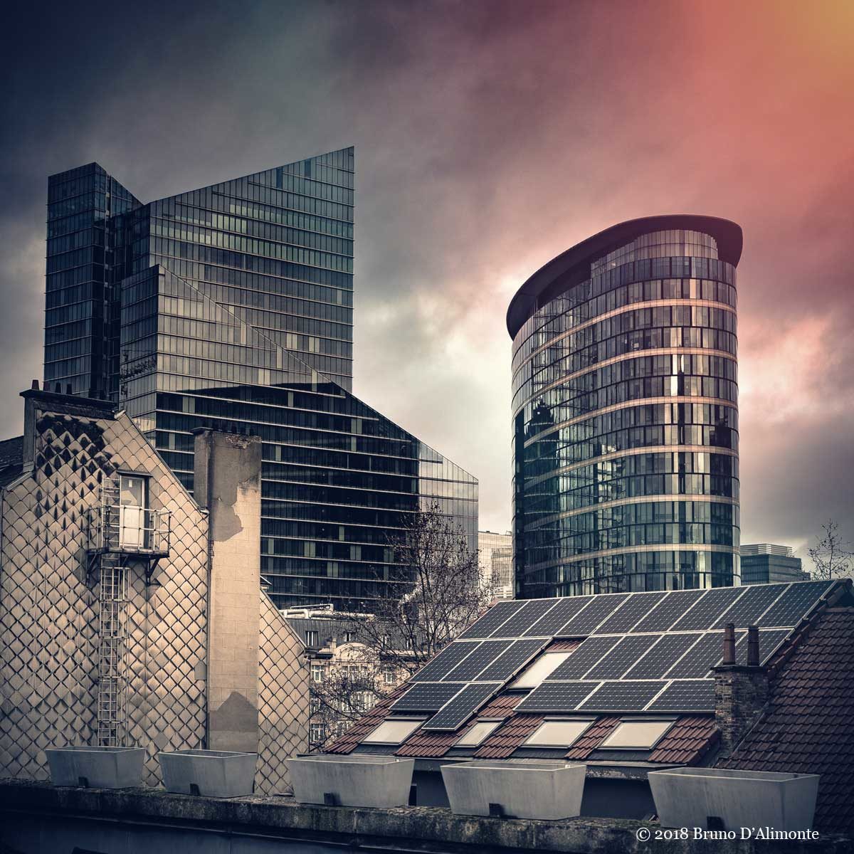 photographie de la tour Rogier et de la tour Covent Garden à Bruxelles depuis une terrasse de la rue du Marais. Devant des maisons anciennes avec une toiture recouverte de panneaux solaires. copyright 2018 Bruno D'Alimonte