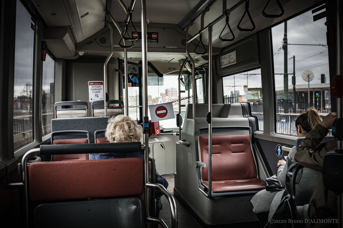 Bruxelles, photographie de l'intérieur d'un bus de la STIB durant la pendémie de coronavirus où l'on voit une signalétique interdisant de se rapprocher du chauffeur.