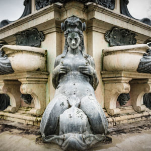 Détail de la Fontaine de Neptune sise à Laeken en Belgique qui représente une sirène se tenant les seins. Photographie de Bruno D