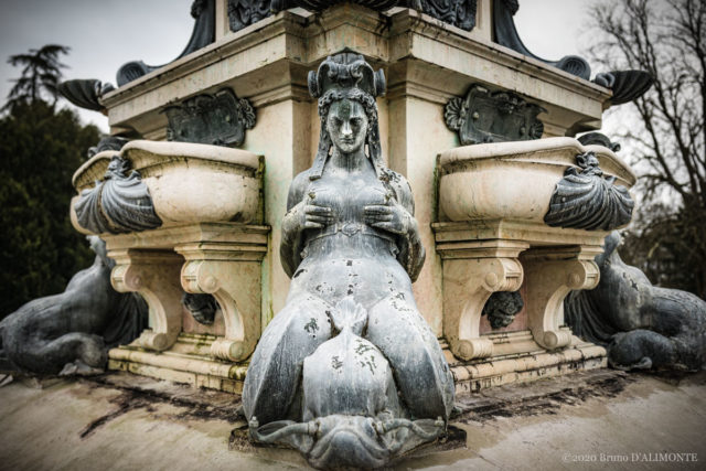 Détail de la Fontaine de Neptune sise à Laeken en Belgique qui représente une sirène se tenant les seins. Photographie de Bruno D'Alimonte