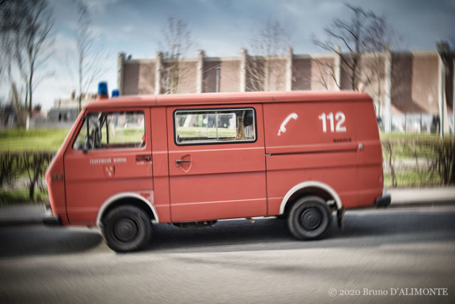 Ambulance rouge avec 112