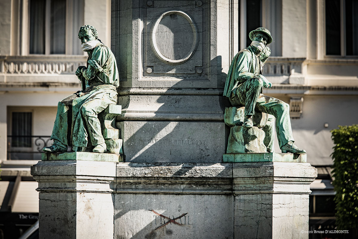 Vue de 2 angles du piedestal du monument à John Cockerill situé place du Luxembourg à Bruxelles. Les deux représentations des ouvriers sont masqués symboliquement en raison de la pandémie covid qui sévit. © 2020 Bruno D'ALIMONTE