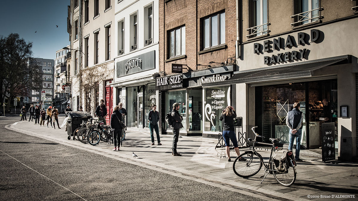 photographie d'une file de clients devant la boulangerie Renard à Ixelles © avril 2020 Bruno D'Alimonte