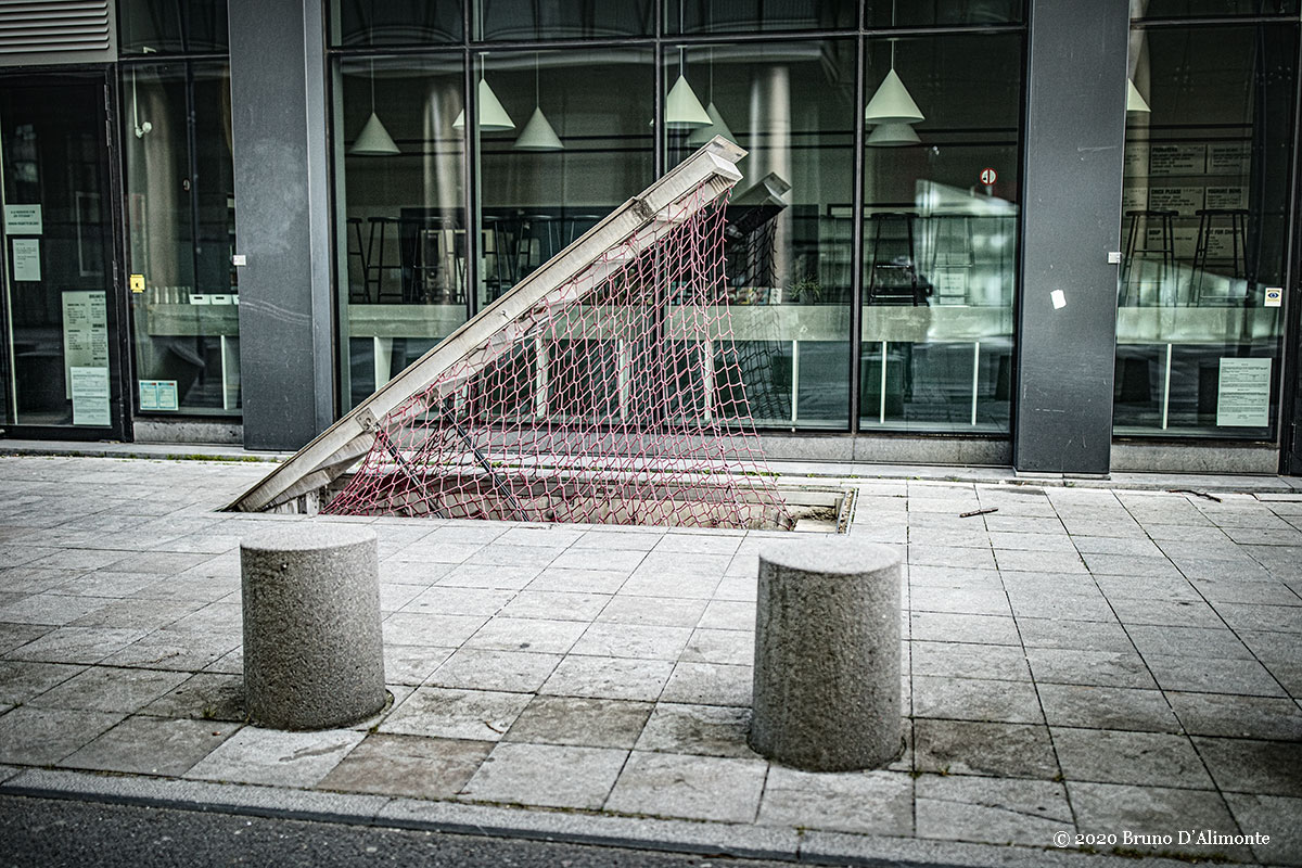 © Photographie de Bruno D'Alimonte réalisée en 2020 qui représente une issue de secours à Bruxelles ouverte dans un environnement urbain sécuritaire