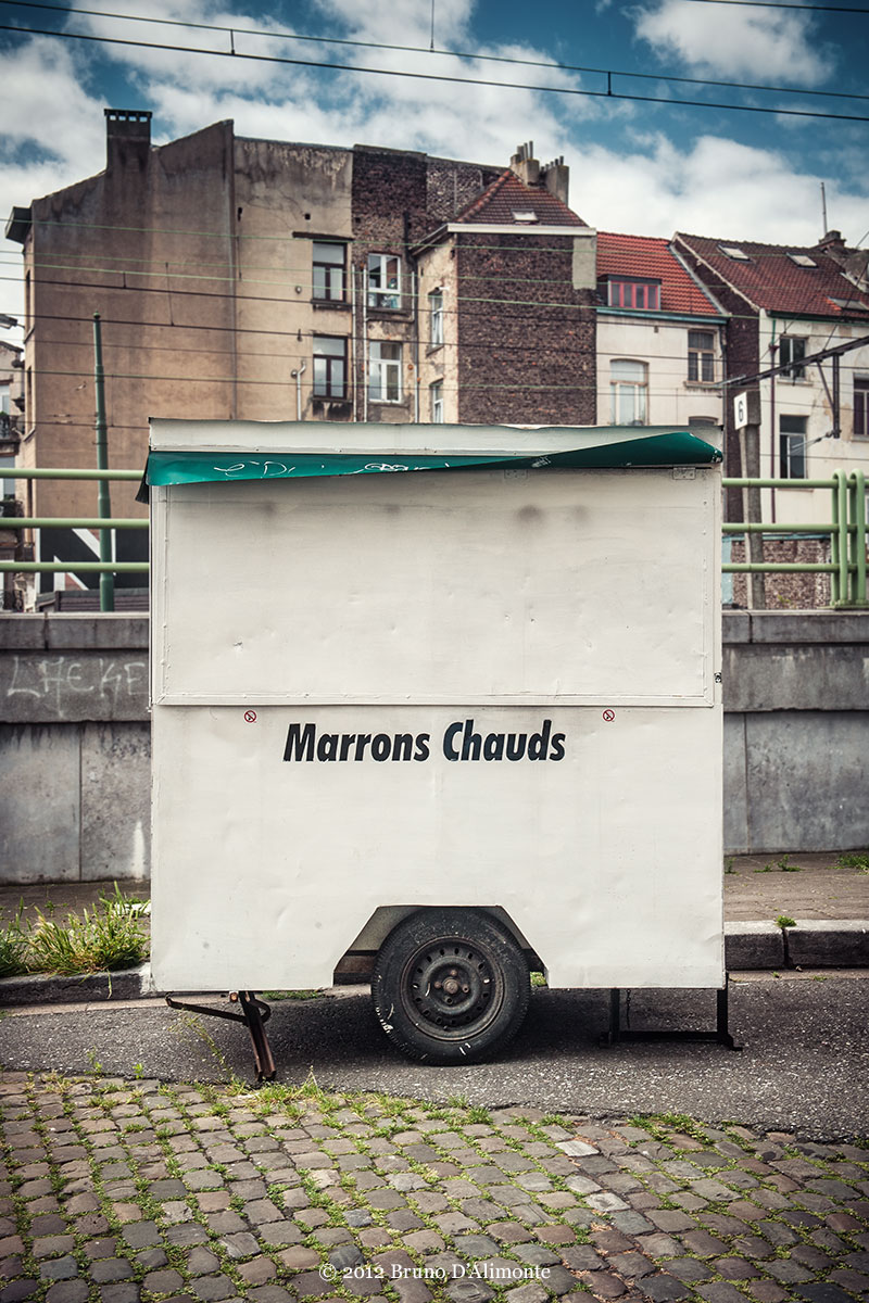 Photographie d'une roulotte à marrons chauds fermée, typiquement belge, située à Laeken © juin 2012 Bruno D'Alimonte