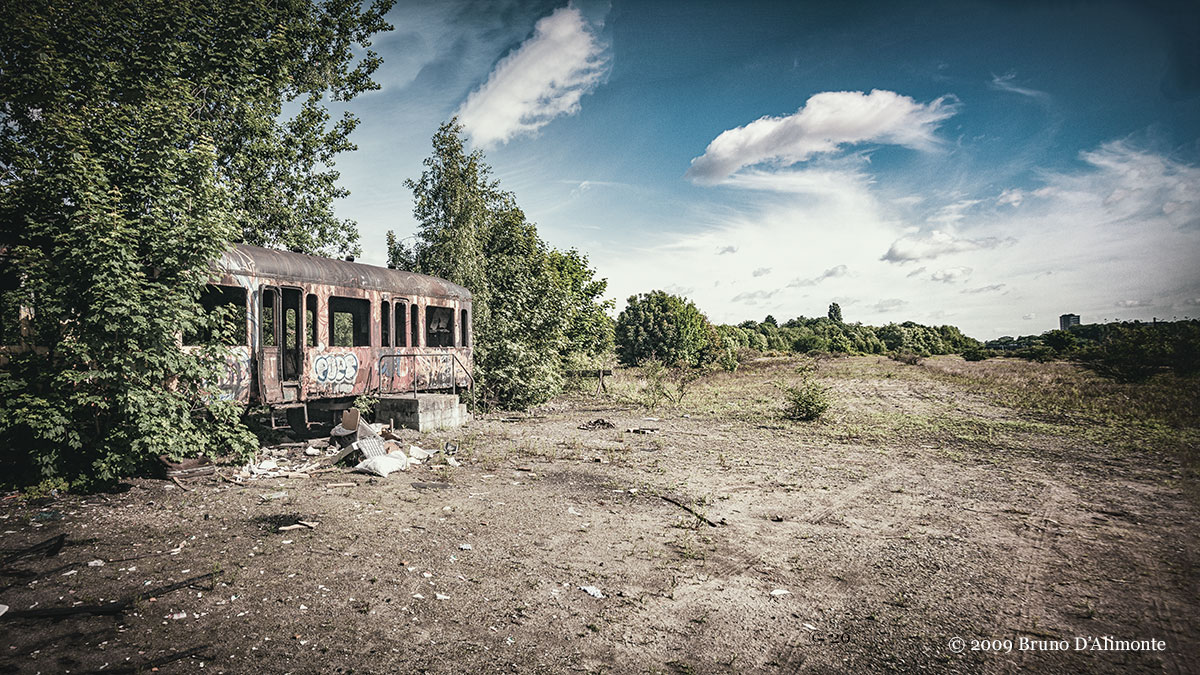 Vue panoramique de l'ancienne gare Josaphat à Schaerbeek avec un wagon abandonné © 2009 Bruno D'Alimonte