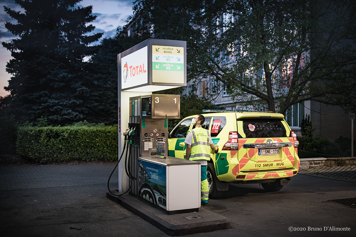 Schaerbeek, sur l'avenue Wahis, la pompe à essence TOTAL reçoit aussi les ambulances. © 2020 Bruno D'Alimonte