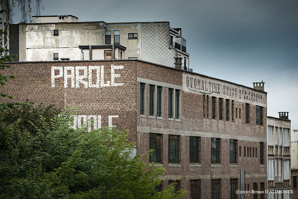 photographie d'une fresque de Parole, artiste de street art à Bruxelles qui s'oppose à une fresque publicitaire ovomaltine de la société Wander implantée jadis dans les années 50. © 2020 Bruno D'Alimonte.