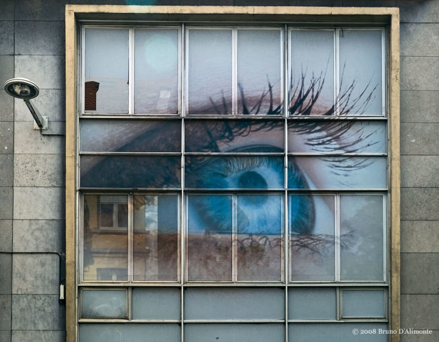 photographie à Anderlecht, quartier de la place Bara, façade d'une anciene imprimerie et photogravure, il ne reste qu'un œil. Un autre regard sur Bruxelles. © 2008 Bruno D'ALIMONTE