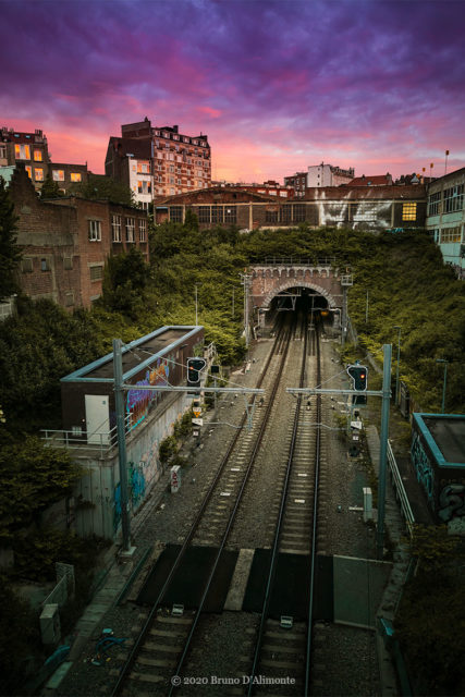 photographie depuis la chaussée de Louvain à Schaerbeek et qui montre l'arrière de la gare Meiser à Schaerbeek au moment du crépuscule tout en couleurs © 2020 Bruno D'Alimonte