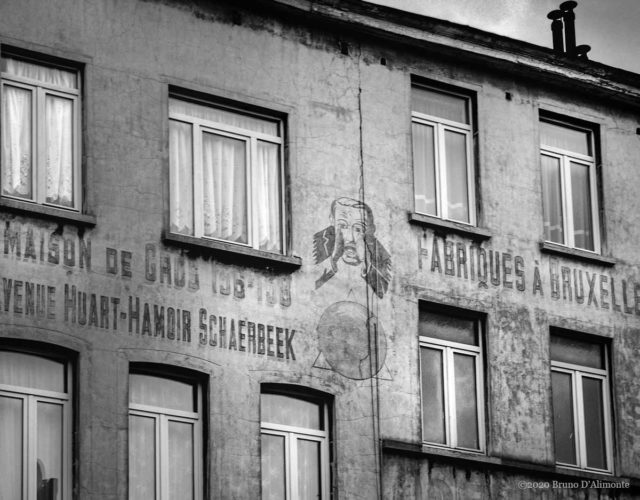 Photographie d'une fresque publicitaire située chaussée de Louvain à Saint Josse et qui rappelle la manufacture H. Hautermann sises jadis avenue huart Hammoir à Schaerbeek © 2004 Bruno D'Alimonte