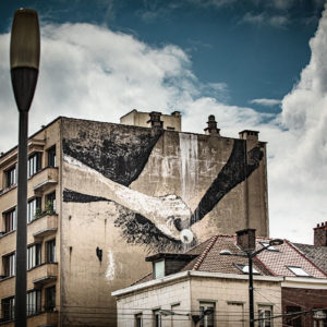 Fresque à Bruxelles le long du canal qui dépeint une main qui se caresse la vulve. Masturbation éloquente dans la ville. © 2020 Bruno D