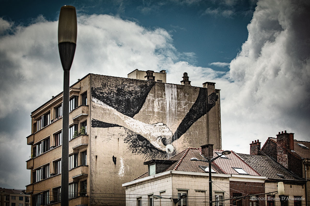 Fresque à Bruxelles le long du canal qui dépeint une main qui se caresse la vulve. Masturbation éloquente dans la ville. © 2020 Bruno D'Alimonte