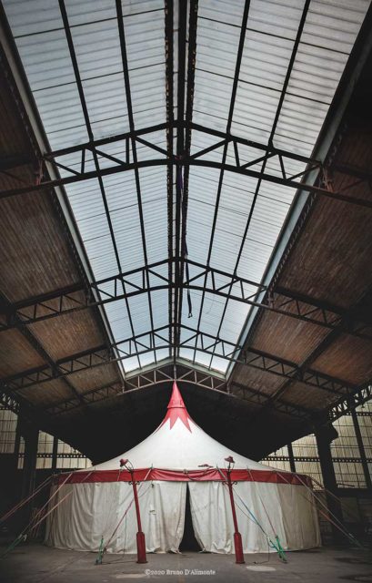 Molenbeek, châpiteau d'un cirque qui a choisi le toit de la gare maritime de Tour et Taxi pour se poser. © 24 avril 2012 Bruno D'Alimonte