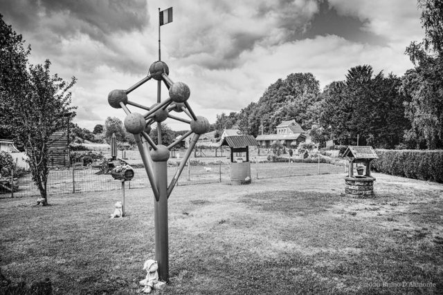 photographie d'un pastiche d'Atomium situé dans la campagne près de Sombreffe © 2020 Bruno D'Alimonte