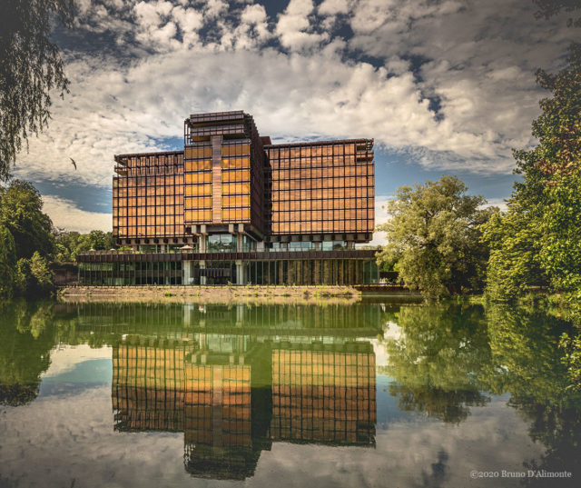 Photographie de Bruxelles issue de la collection Brussels'Eyes qui représente le siège de la compagnie d'assurance La Royale Belge, devenue par la suite Axa Insurance. © 2020 Bruno D'Alimonte