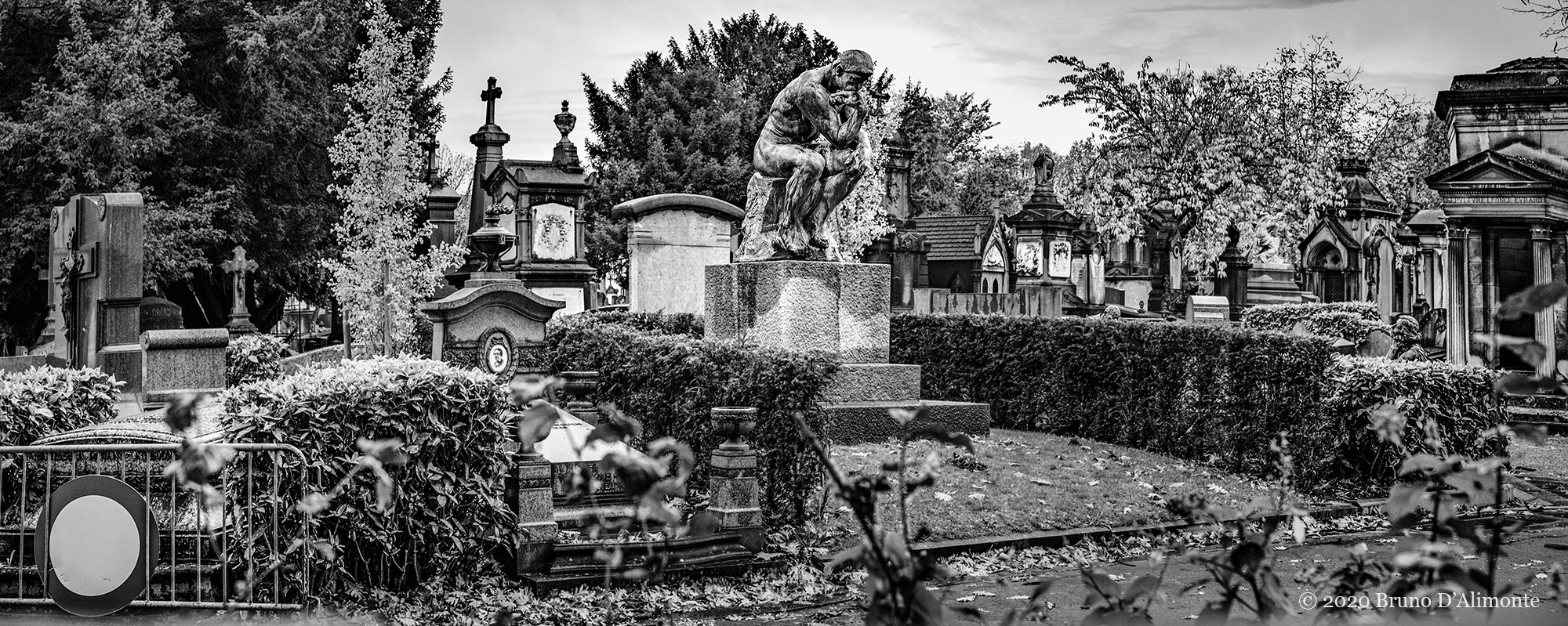 Statue du penseur de Rodin au mileu du cimetière de Laeken par Bruno D'Alimonte