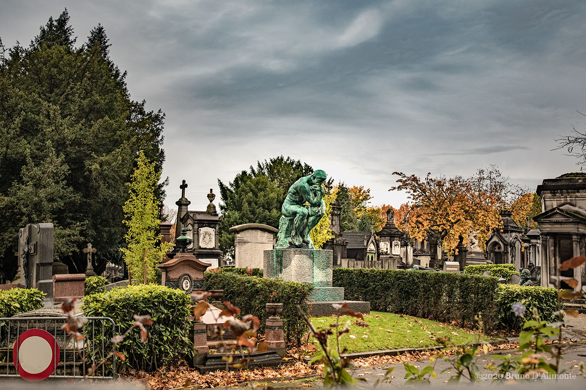 Statue du penseur de Rodin situé au cimetière de Laeken à Bruxelles