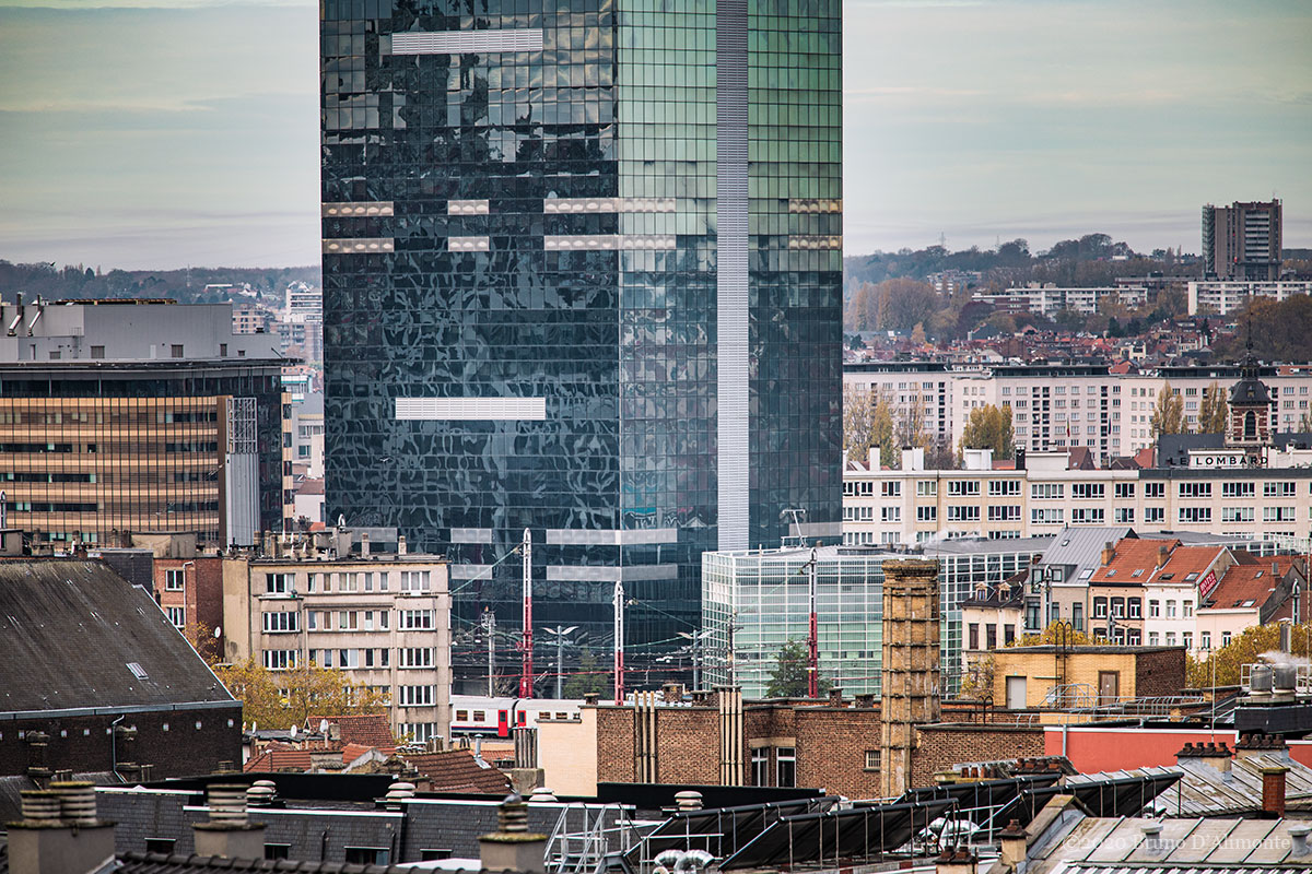 Détail de la Tour du Midi, gratte-ciel bruxellois qui héberge le ministère en charge des pensions ou retraites. © 2020 Bruno D'ALIMONTE pour Brussels'Eyes. 