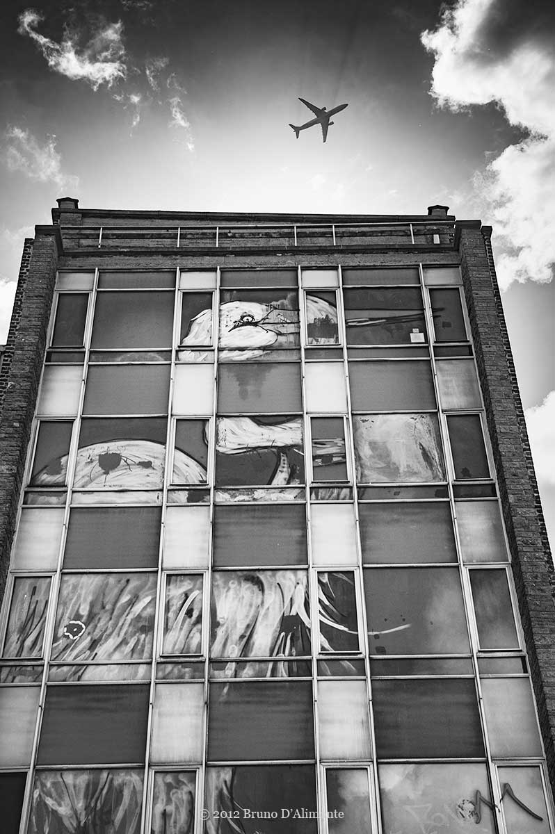 Fresque de  du streetartist bonom représentant une cigogne rue de l'héliport à Bruxelles 