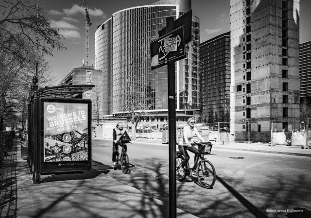 paysage urbain en noir et blanc avec deux cyclistes à Bruxelles