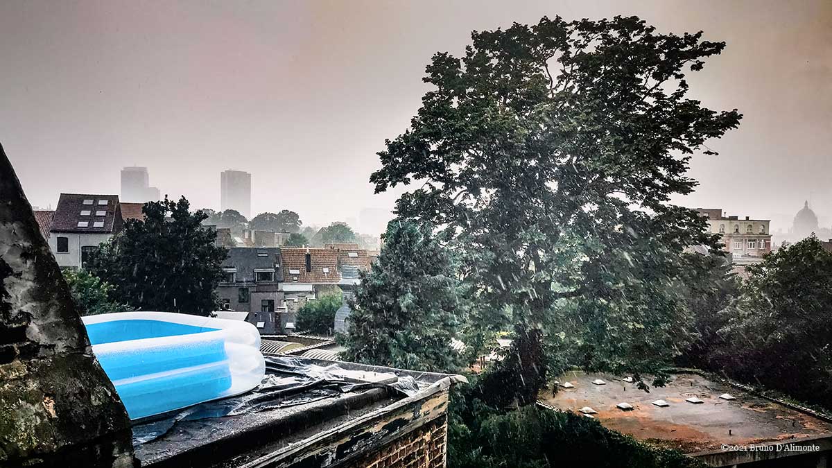 piscine sur un toit pendant la tempête 