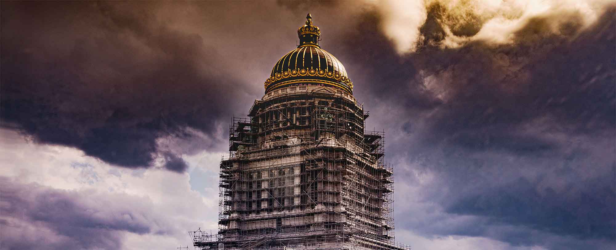 Palais de justice de Bruxelles sous un ciel dramatique