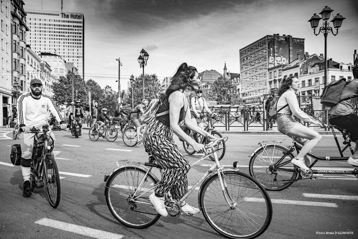 cyclistes sur la place Louise à Bruxelles © 2021 Bruno D'ALIMONTE
