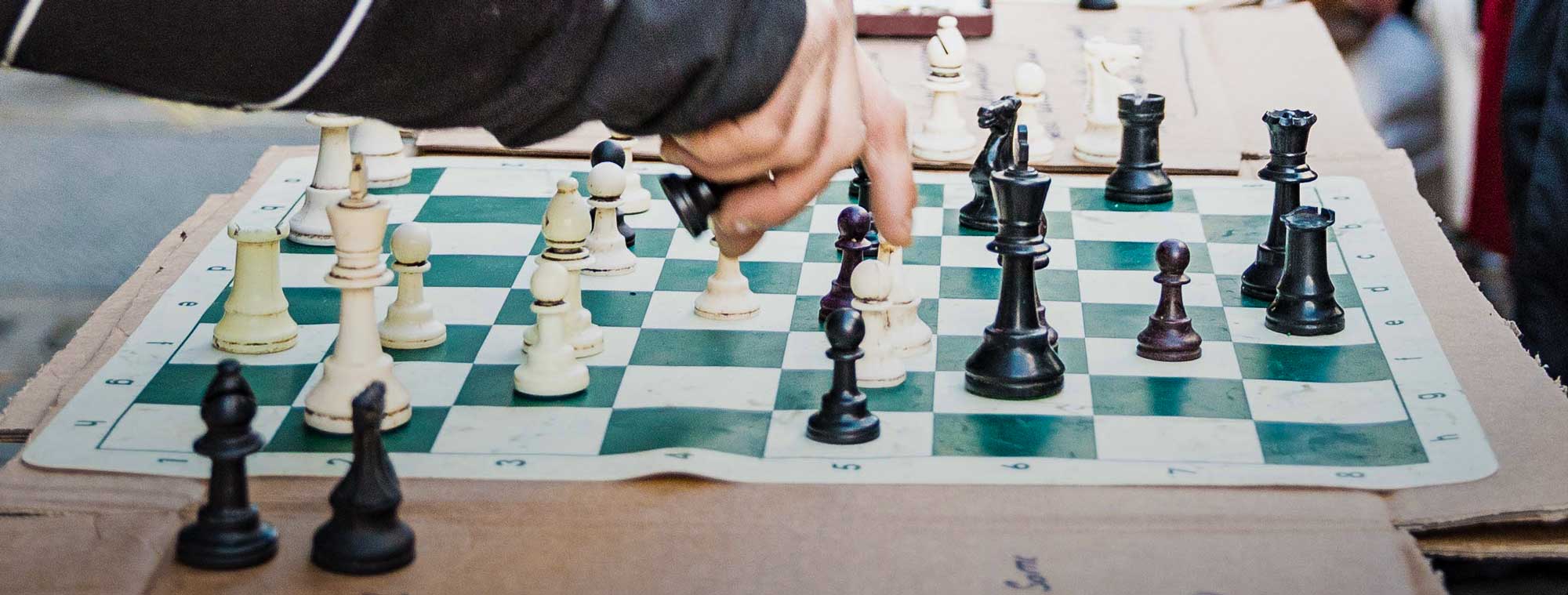 Main qui pose une pièce de jeu d'échecs - photographie de bruno D'ALIMONTE