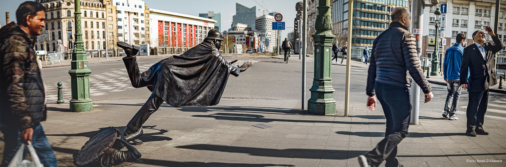 Statue Vaartkapœn dans son contexte urbain animé © Bruno D'Alimonte