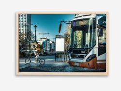 Cycliste et Bus de la Stib cohabitent sur une image intitulée Héros en rappel à la destination du bus