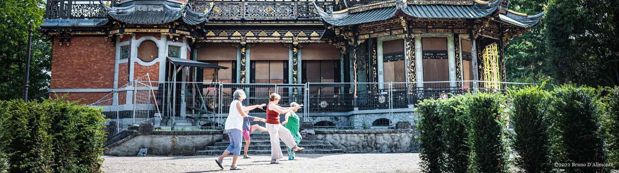 Groupe de sportives pratiquant le tai-chi devant le pavillon chinois de Bruxelles